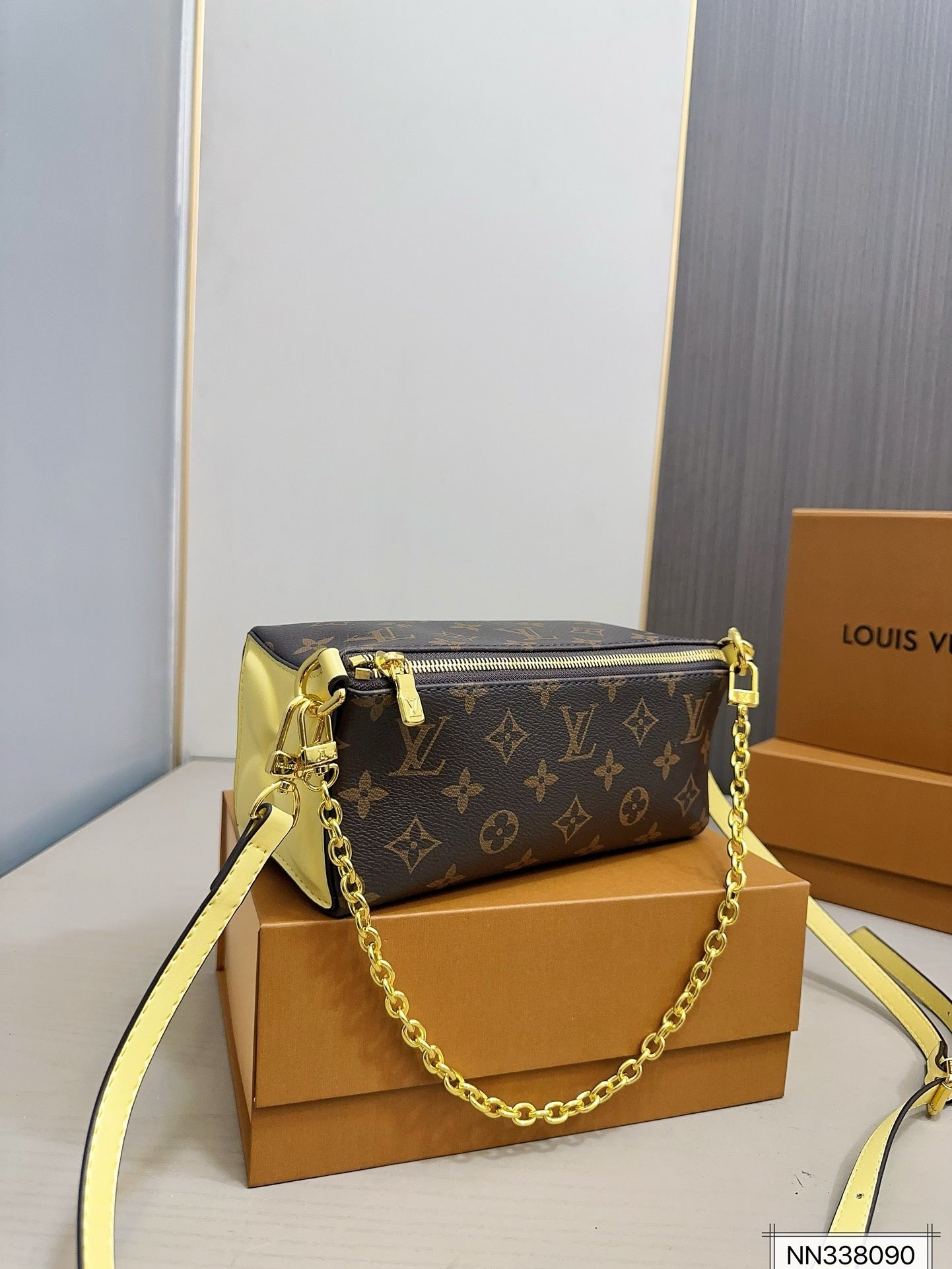 Louis Vuitton M11672 Bloom Pouch