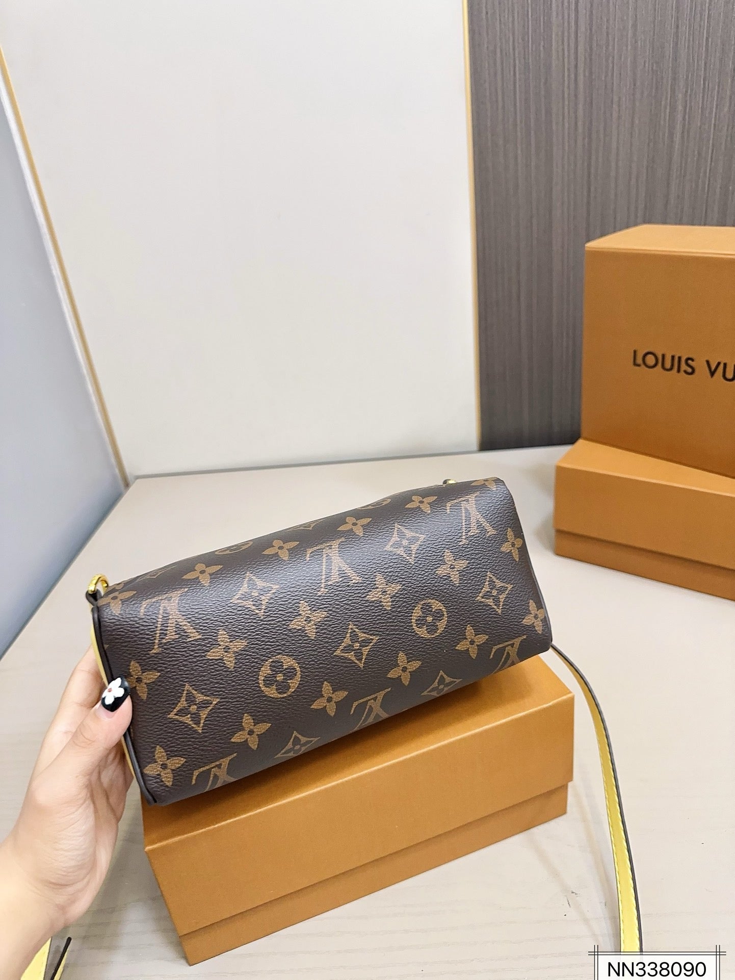 Louis Vuitton M11672 Bloom Pouch