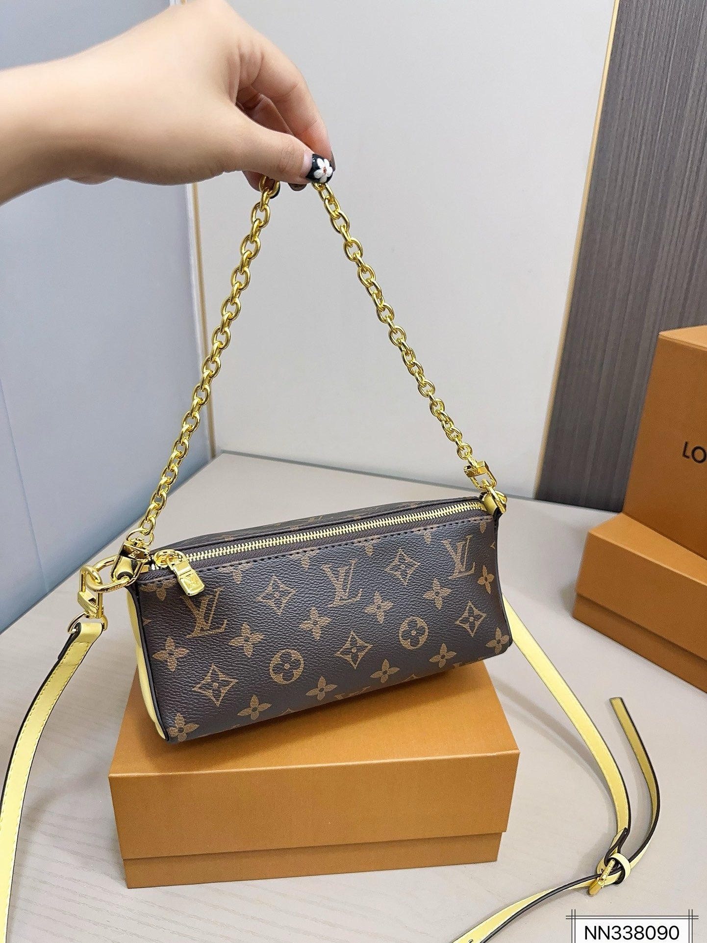 Louis Vuitton M11672 Bloom Pouch