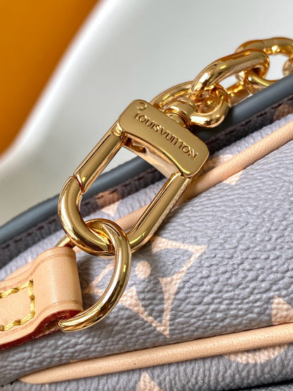 Louis Vuitton M12429 Pochette Métis East West