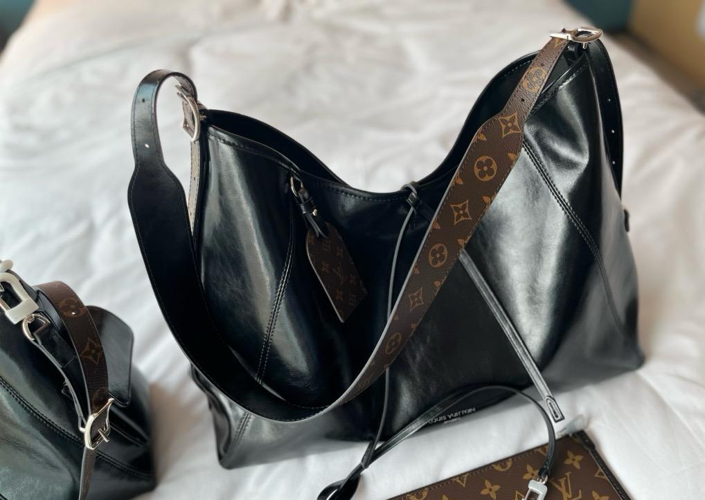 Louis Vuitton M25143 CarryAll Dark MM