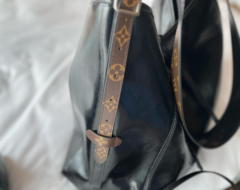 Louis Vuitton M25143 CarryAll Dark MM