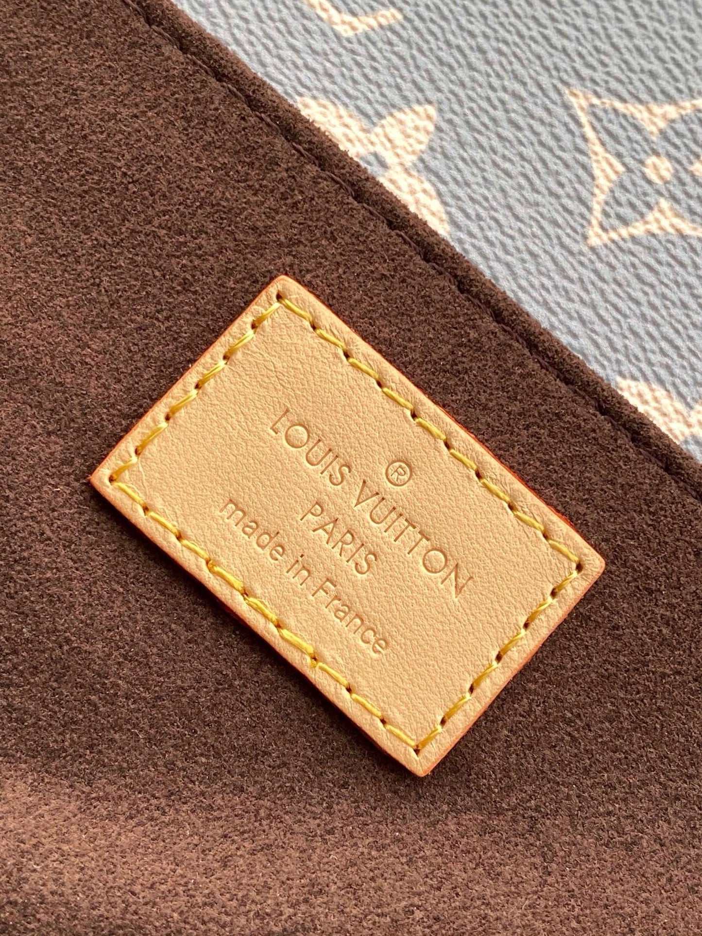 Louis Vuitton M12429 Pochette Métis East West