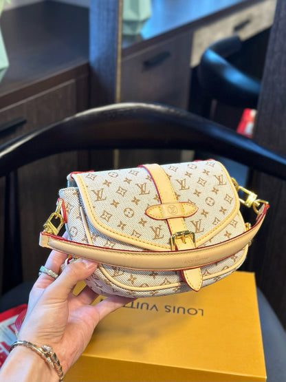 Louis Vuitton M12327 Saumur BB