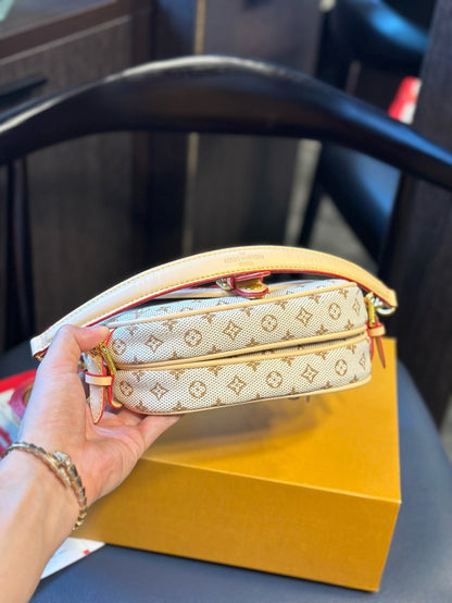 Louis Vuitton M12327 Saumur BB