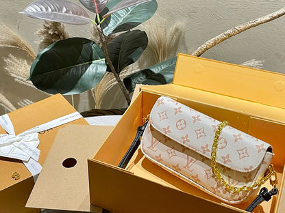 Louis Vuitton M83091 Wallet on Chain Ivy