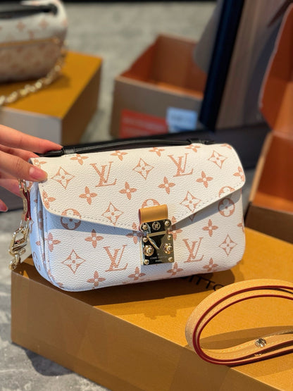 Louis Vuitton M46914 Pochette Métis East West