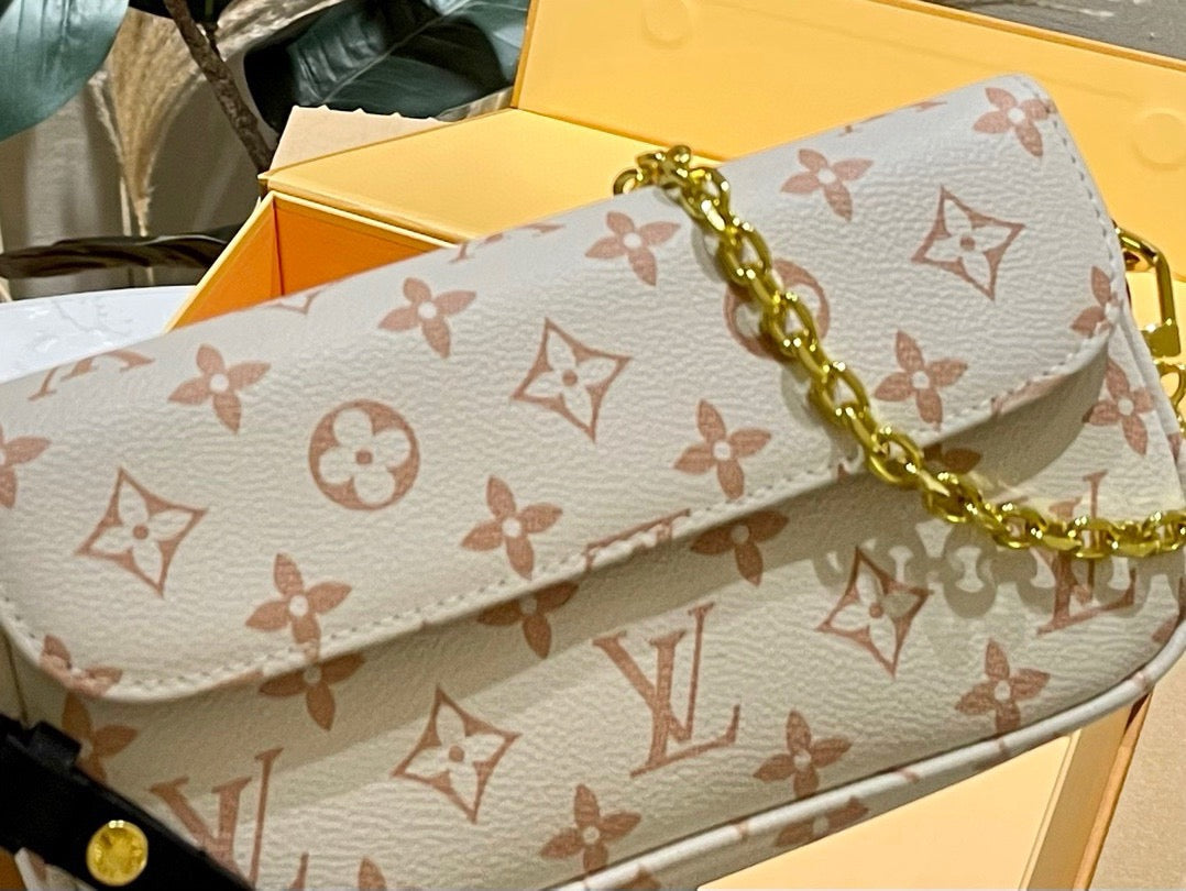 Louis Vuitton M83091 Wallet on Chain Ivy