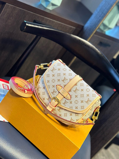 Louis Vuitton M12327 Saumur BB