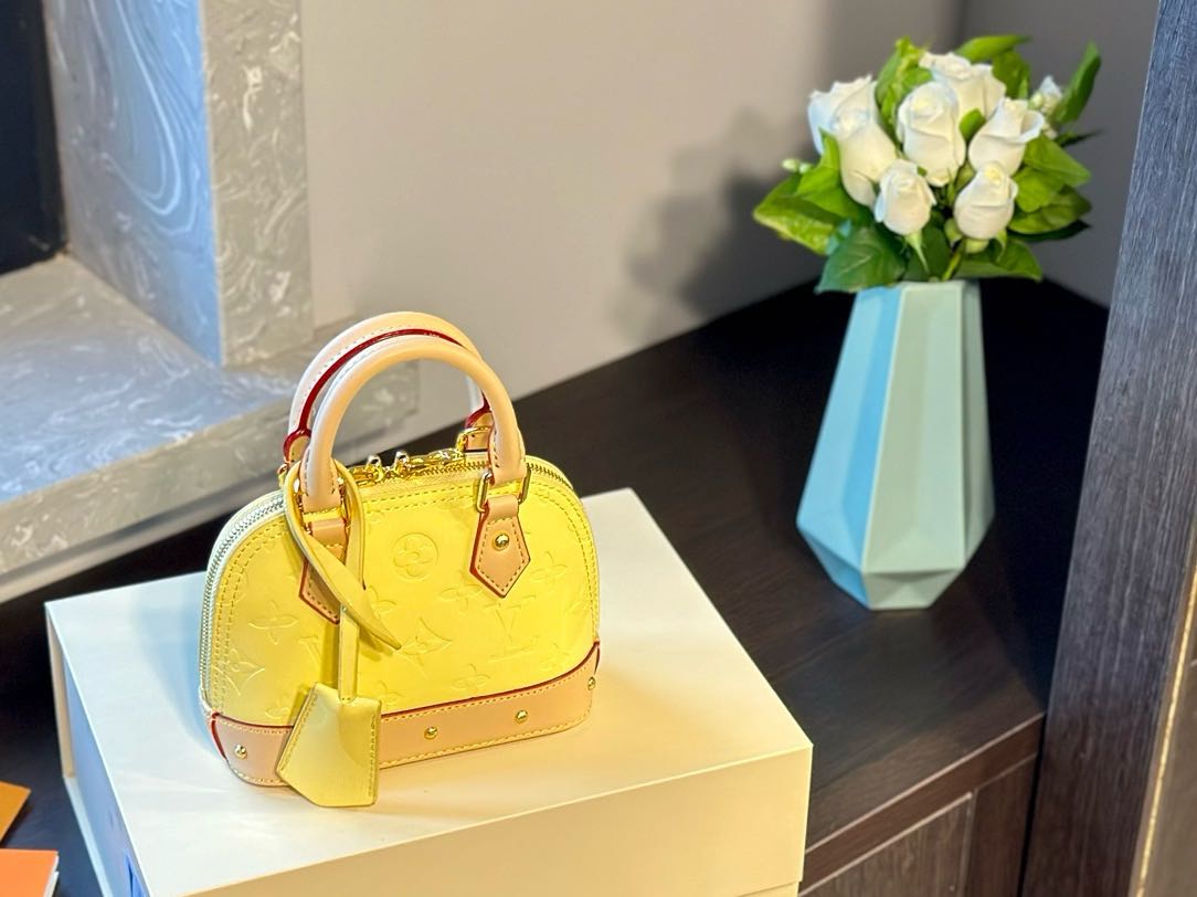 Louis Vuitton M24063 Alma BB