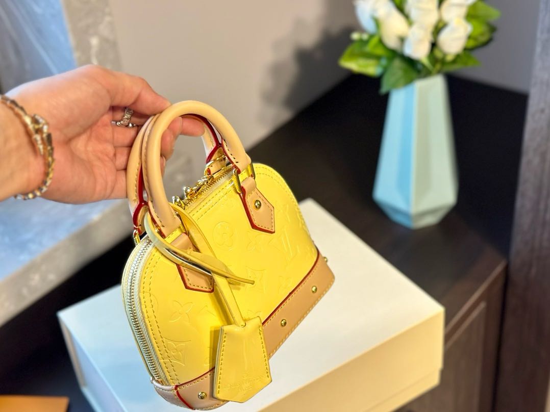 Louis Vuitton M24063 Alma BB