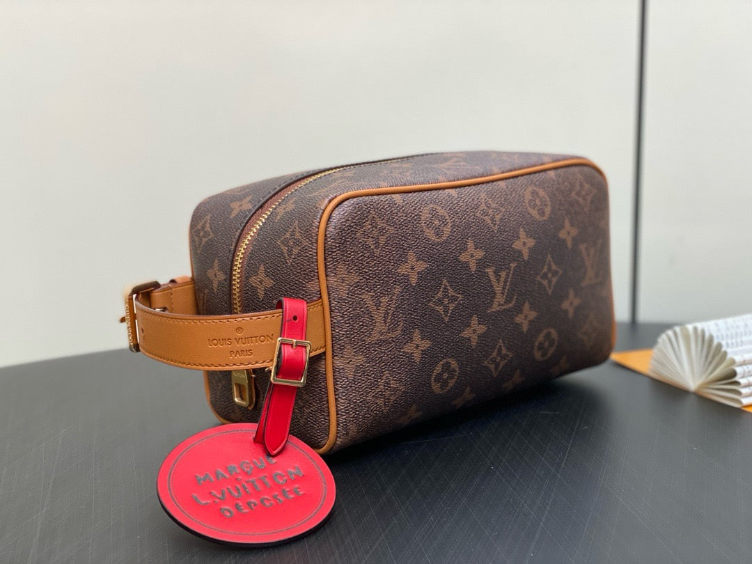 Louis Vuitton M11765 Locker Dopp Kit