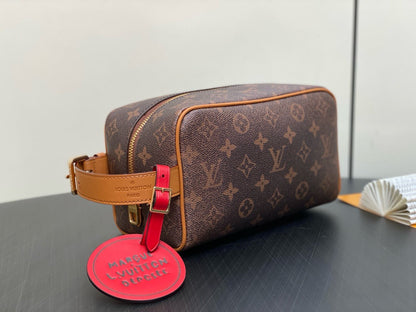 Louis Vuitton M11765 Locker Dopp Kit