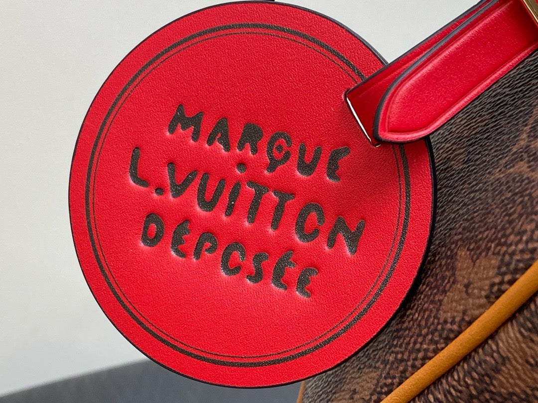 Louis Vuitton M11765 Locker Dopp Kit