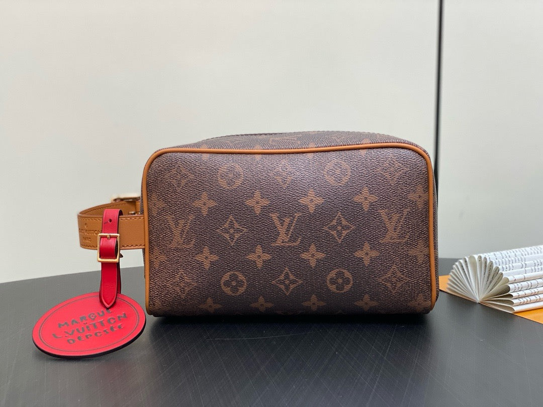 Louis Vuitton M11765 Locker Dopp Kit