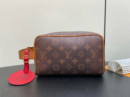 Louis Vuitton M11765 Locker Dopp Kit