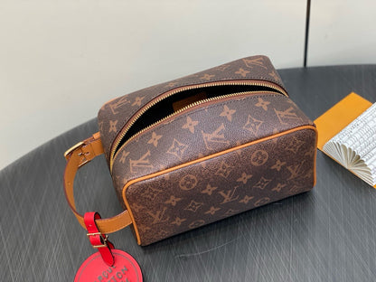 Louis Vuitton M11765 Locker Dopp Kit