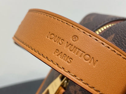 Louis Vuitton M11765 Locker Dopp Kit