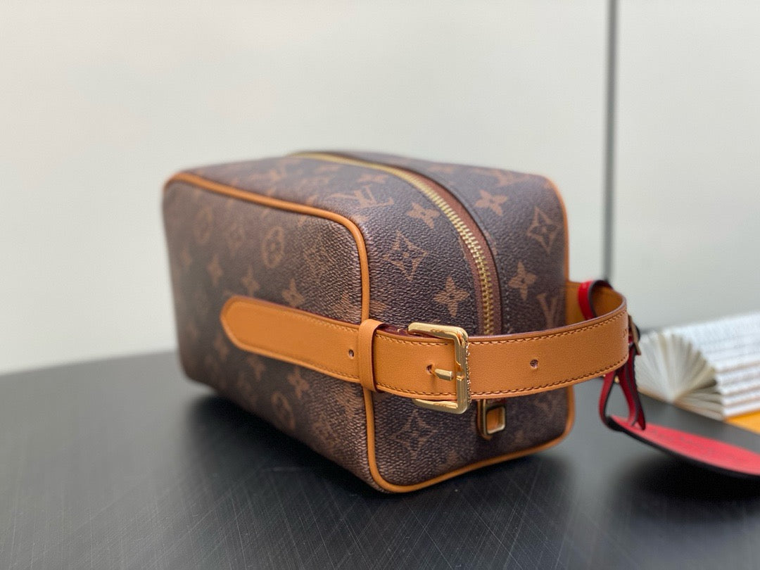 Louis Vuitton M11765 Locker Dopp Kit