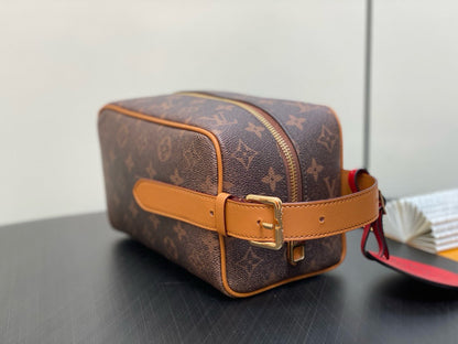 Louis Vuitton M11765 Locker Dopp Kit