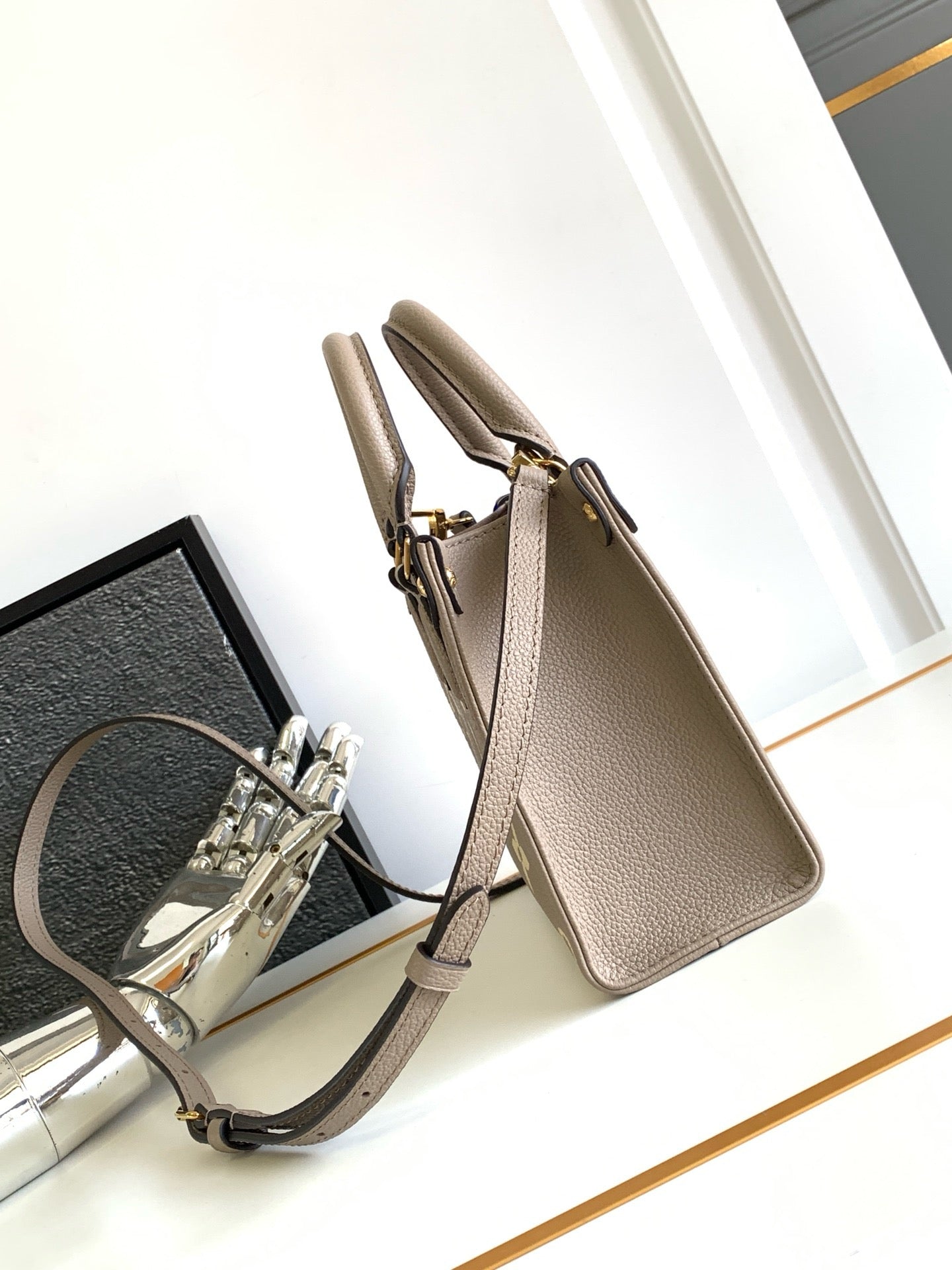 Louis Vuitton M47054 OnTheGo BB