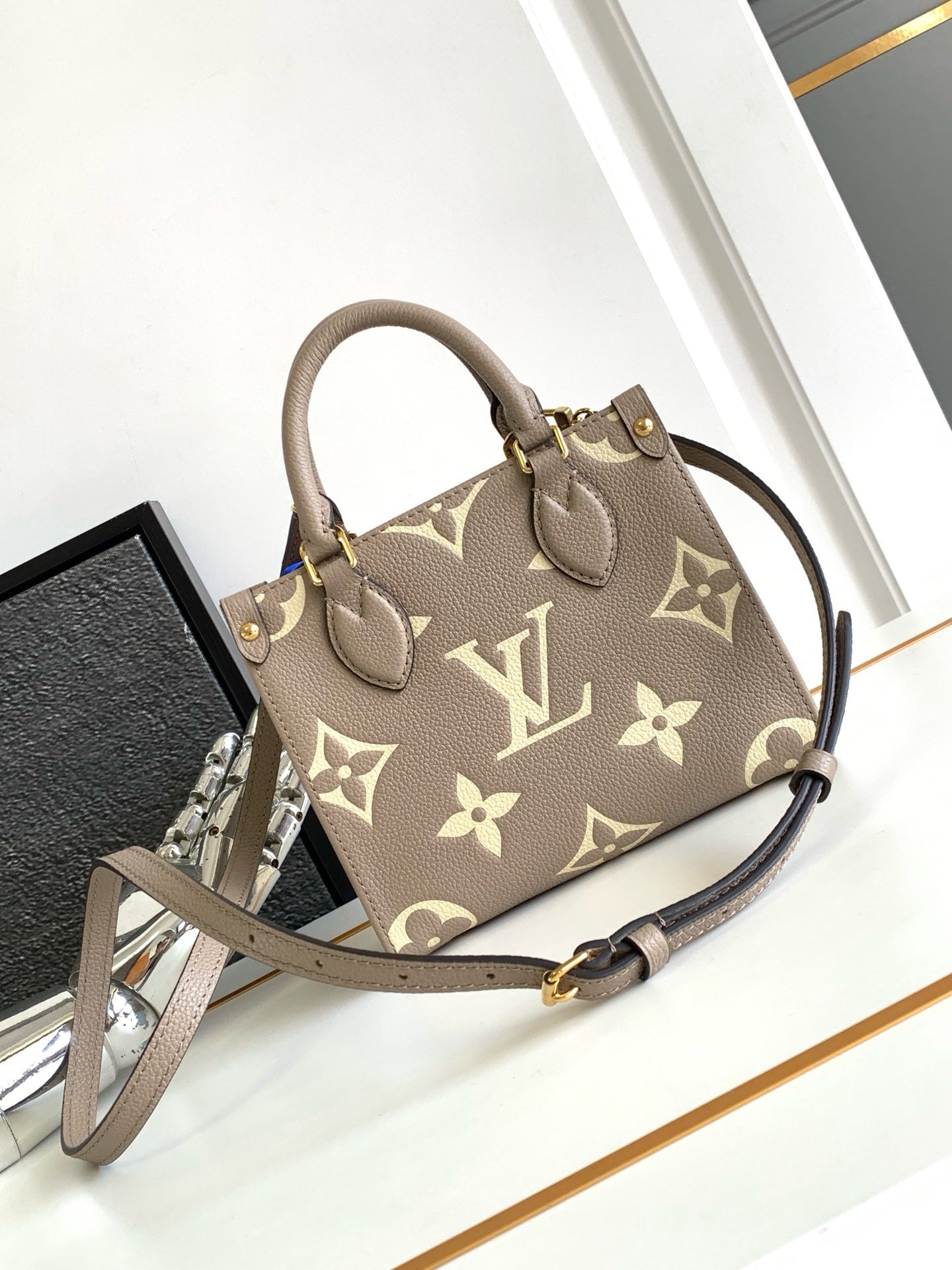 Louis Vuitton M47054 OnTheGo BB