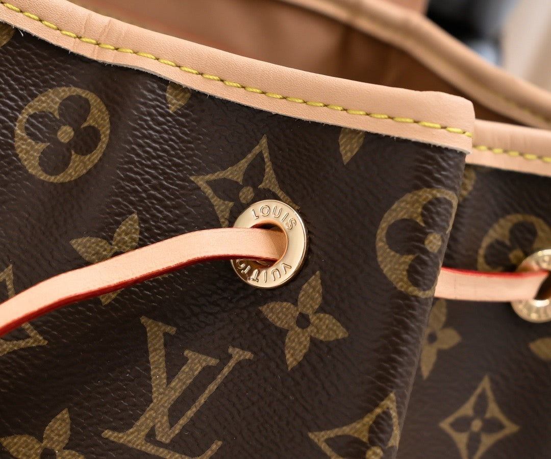 Louis Vuitton M11198 Montsouris PM