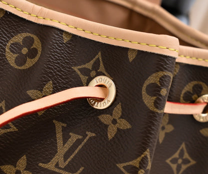 Louis Vuitton M11198 Montsouris PM