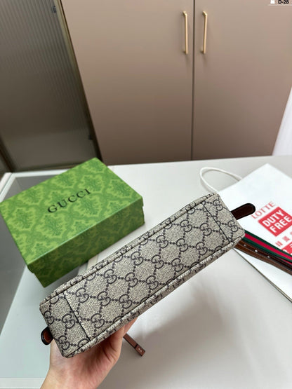 GUCCI GG Emblem small shoulder bag