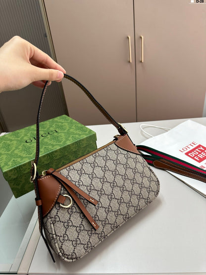 GUCCI GG Emblem small shoulder bag