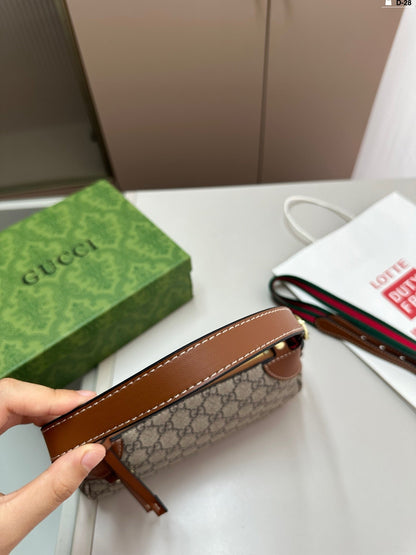 GUCCI GG Emblem small shoulder bag