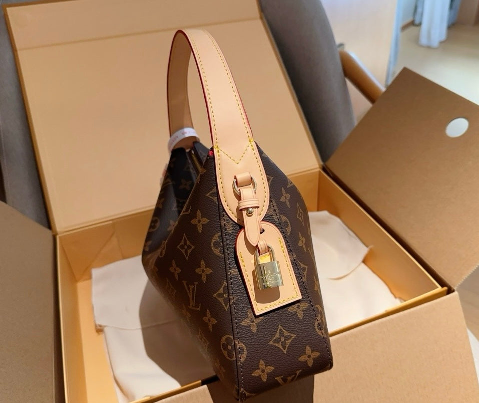 Louis Vuitton M11952 Slouchy PM