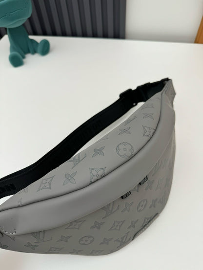 Louis Vuitton M46108 Discovery Bumbag