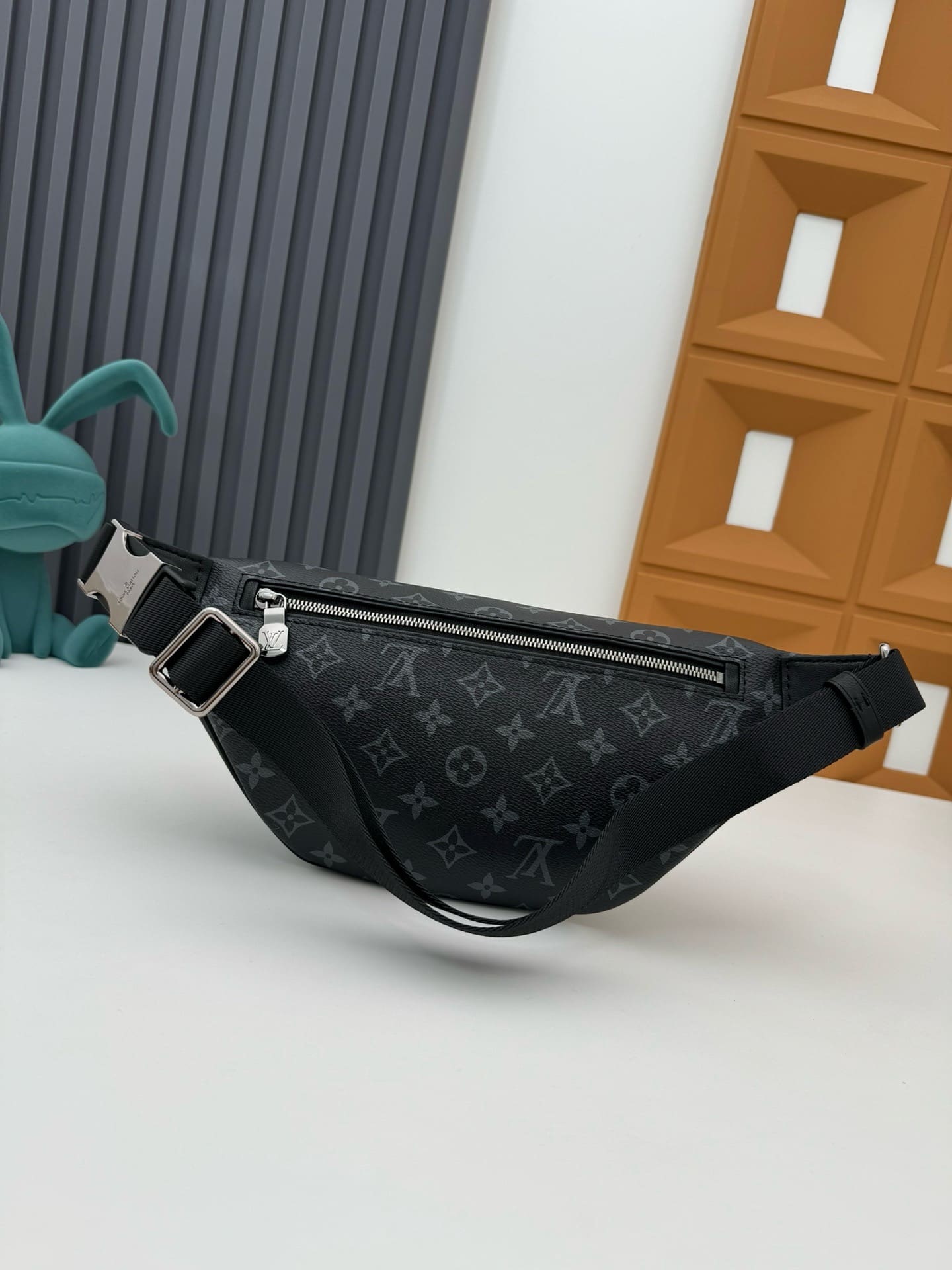 Louis Vuitton M46035 Discovery Bumbag PM