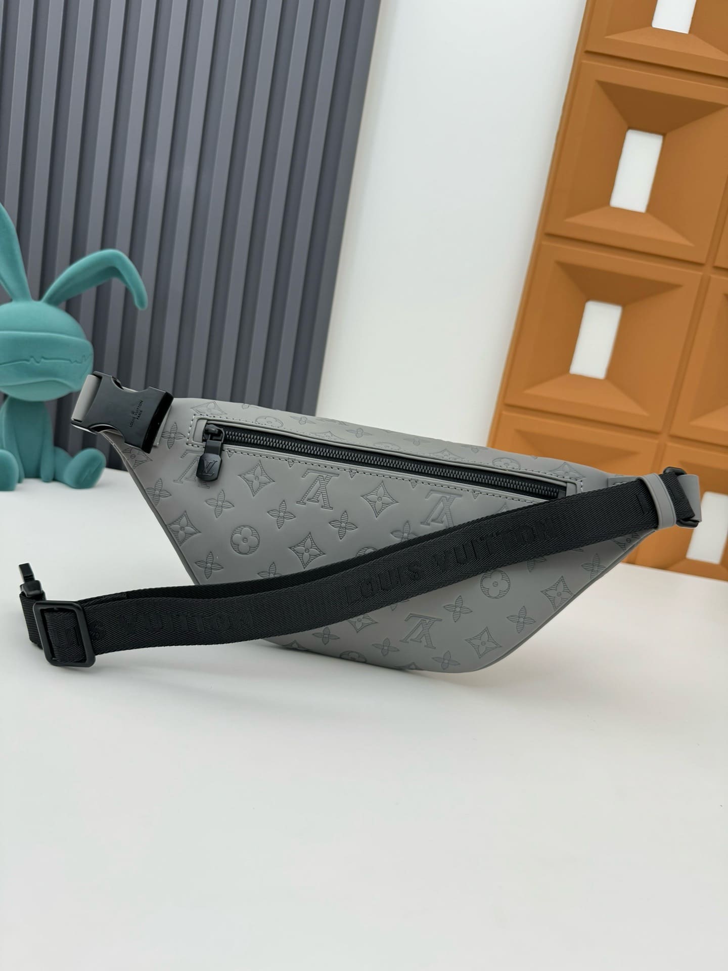 Louis Vuitton M46108 Discovery Bumbag