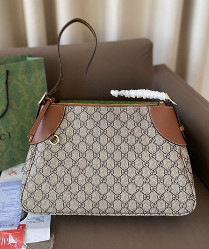 Gucci GG Emblem medium shoulder