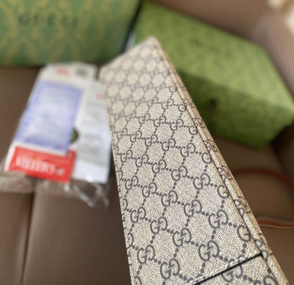 Gucci GG Emblem medium shoulder