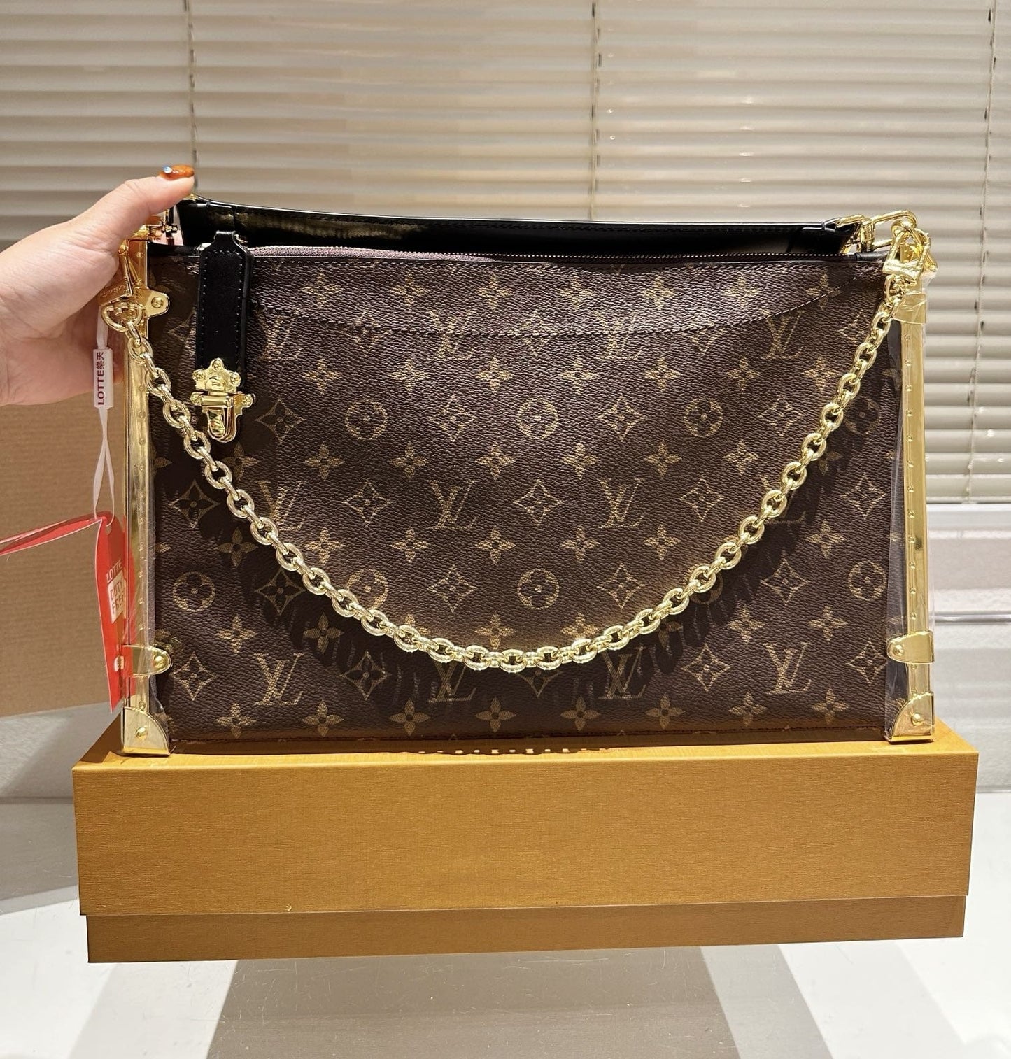 Louis Vuitton M12075 Lucky Trunk