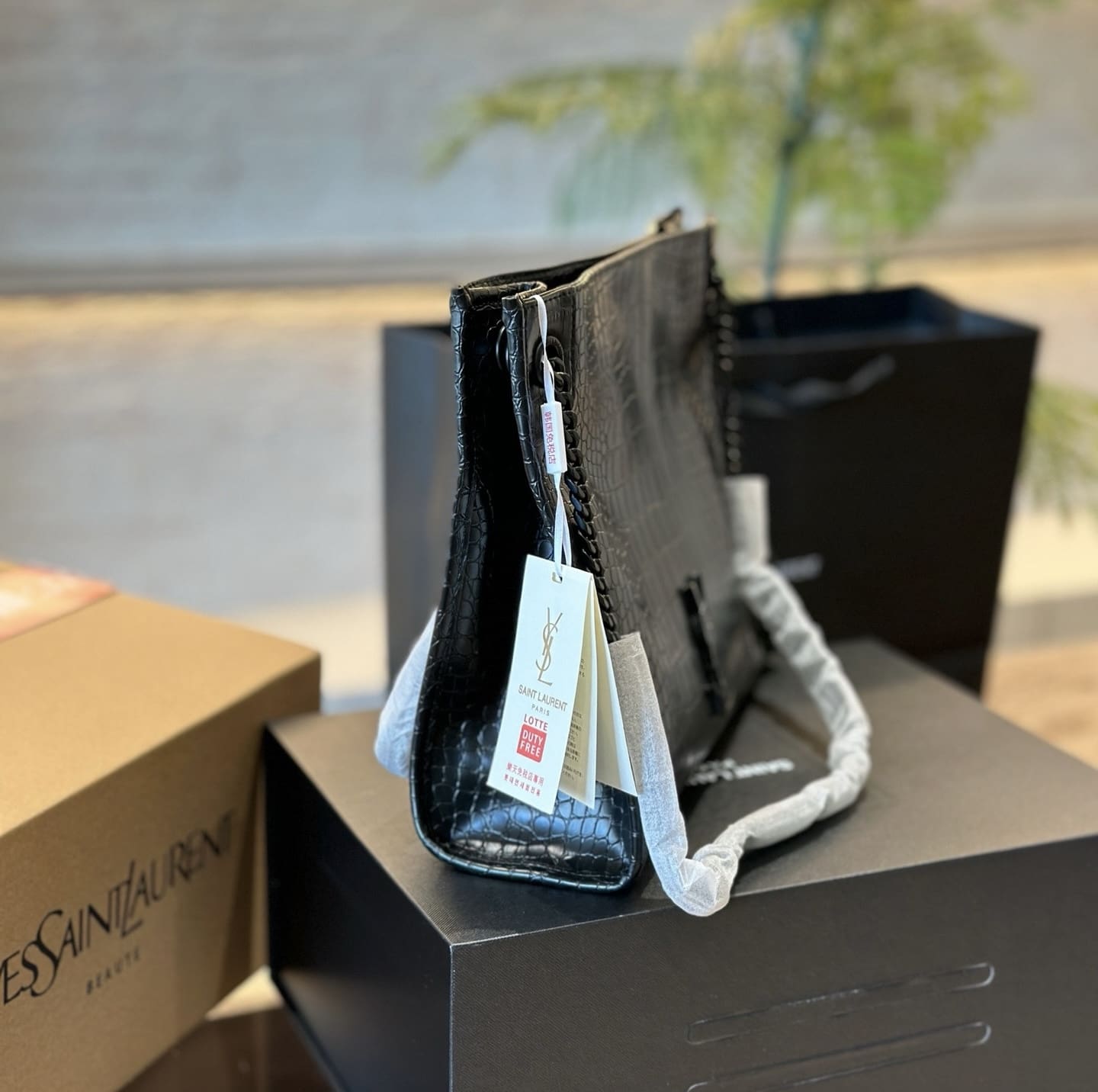 SAINT LAURENT NIKI shopping in crocodile-embossed leather