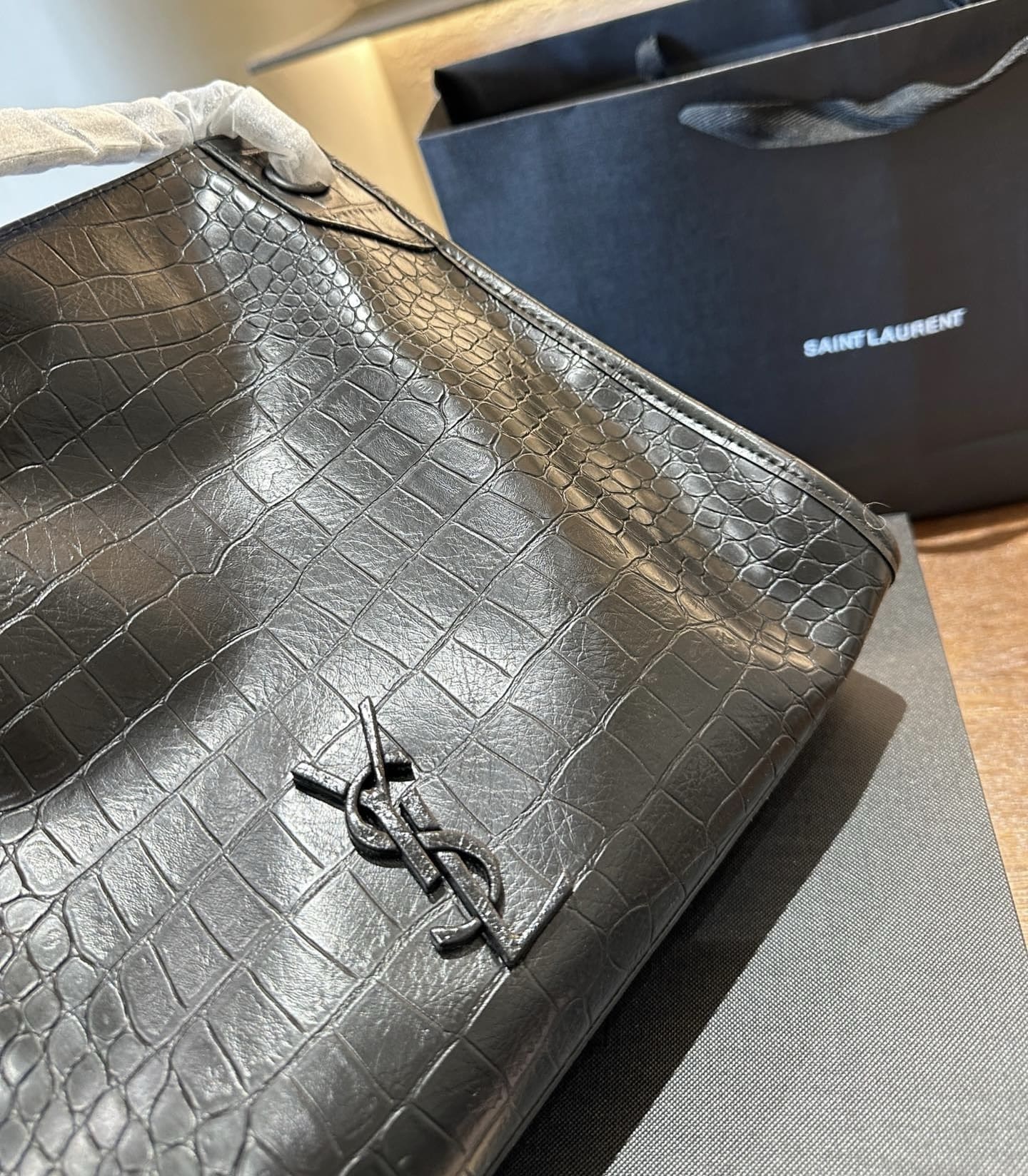 SAINT LAURENT NIKI shopping in crocodile-embossed leather