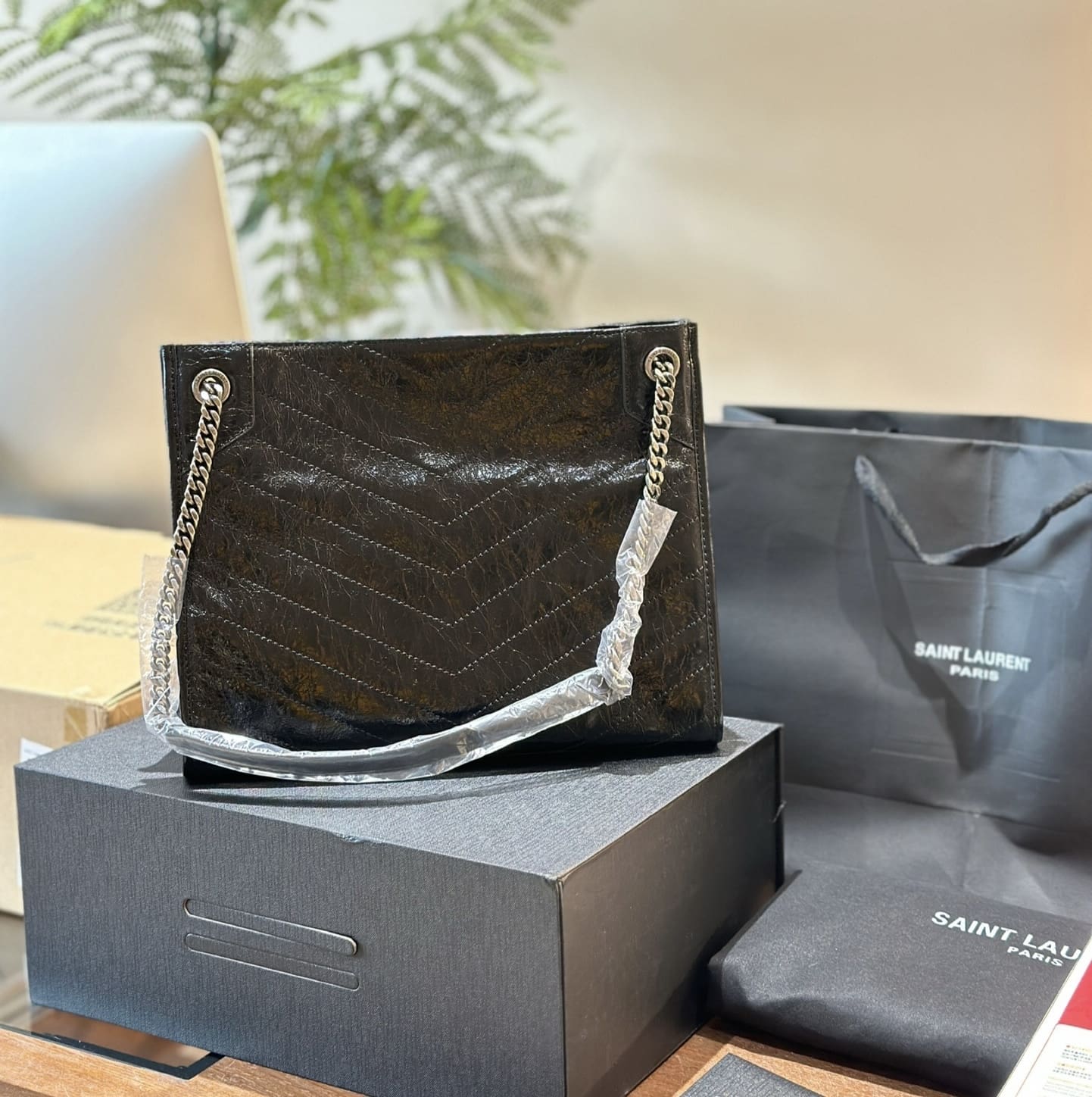 SAINT LAURENT NIKI SHOPPING IN VINTAGE LEATHER