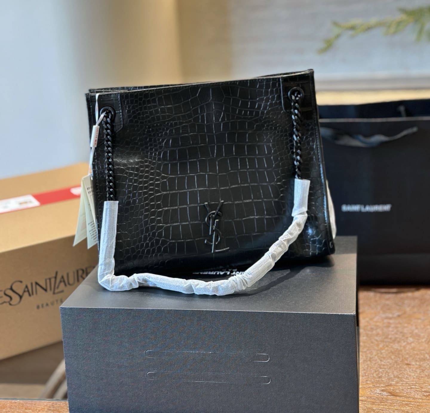 SAINT LAURENT NIKI shopping in crocodile-embossed leather