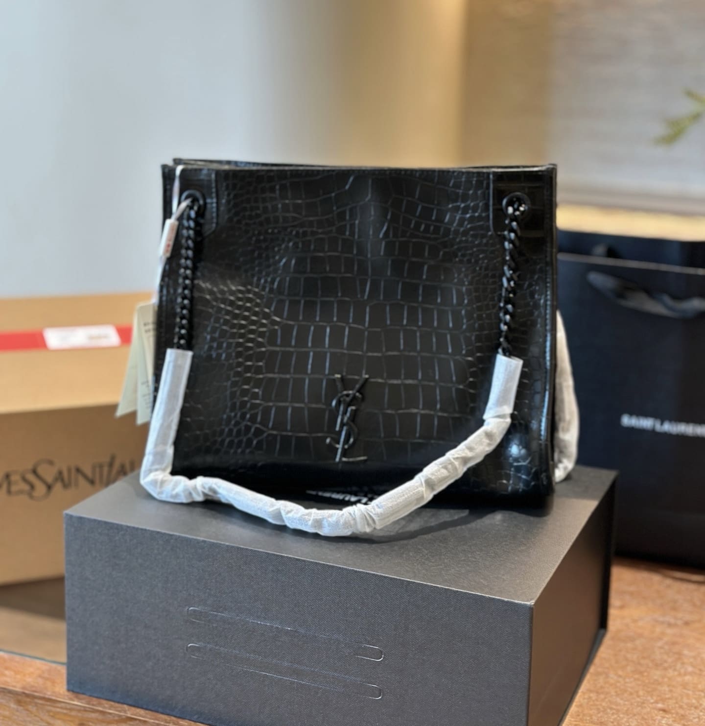 SAINT LAURENT NIKI shopping in crocodile-embossed leather