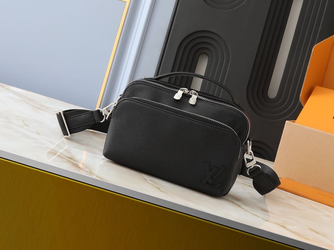 Louis Vuitton M11657 Avenue Messenger