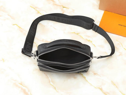 Louis Vuitton M11657 Avenue Messenger