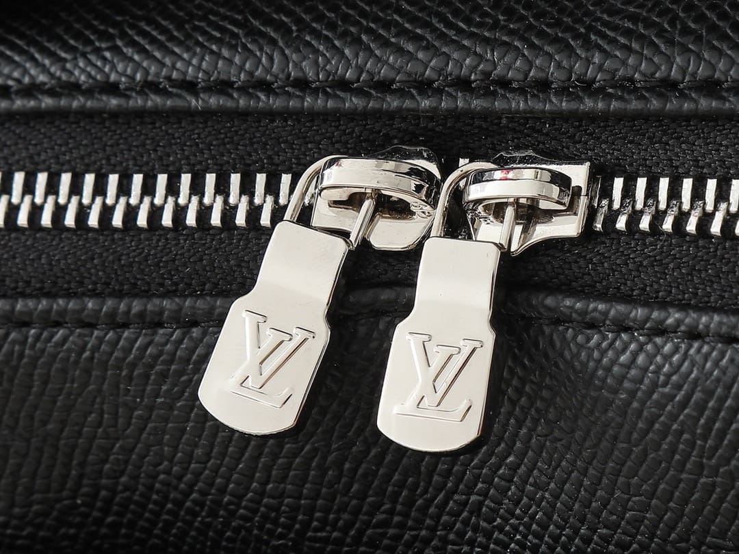 Louis Vuitton M11657 Avenue Messenger