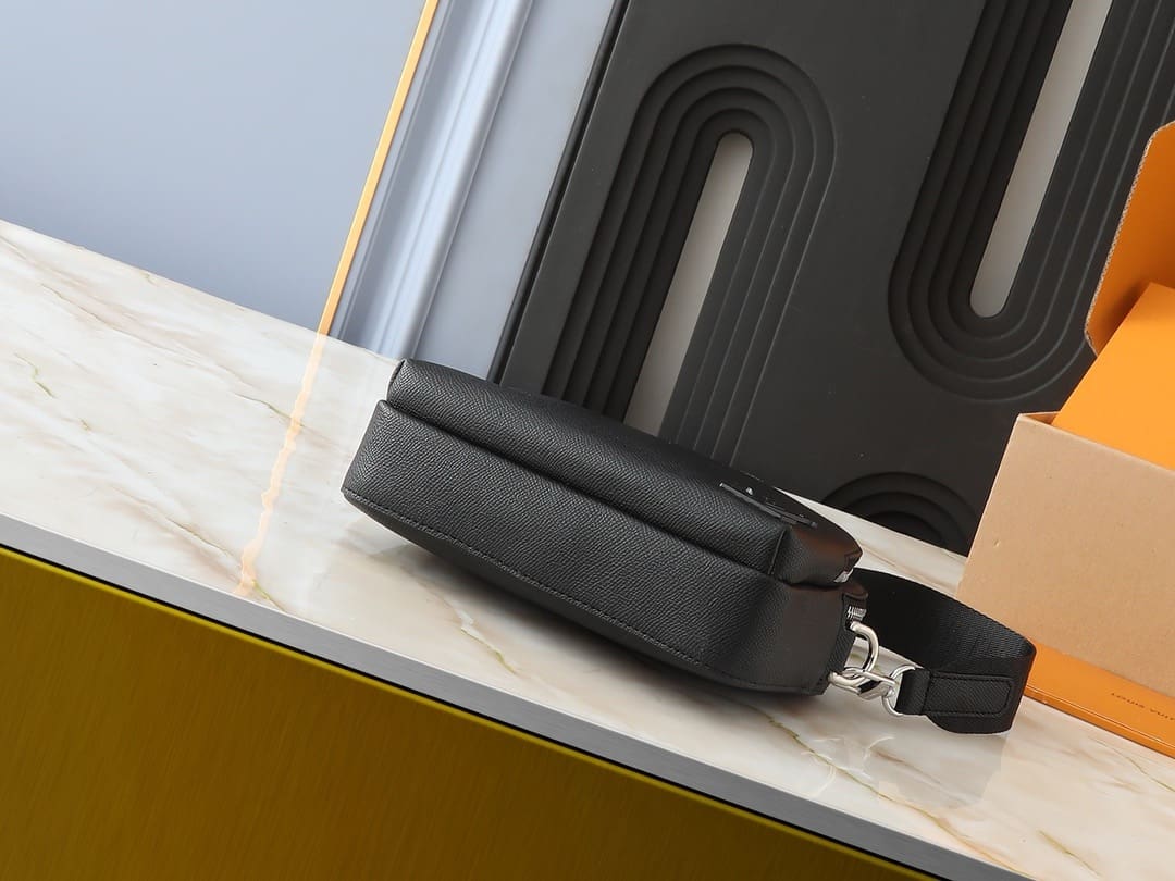 Louis Vuitton M11657 Avenue Messenger