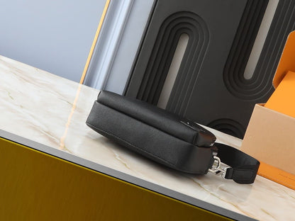 Louis Vuitton M11657 Avenue Messenger