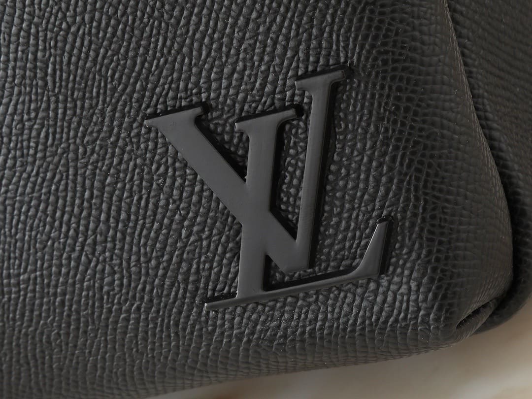Louis Vuitton M11657 Avenue Messenger