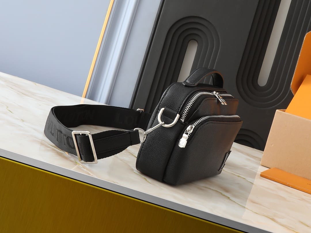 Louis Vuitton M11657 Avenue Messenger